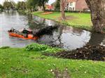 Verwijdering takken uit stadsgrachten.